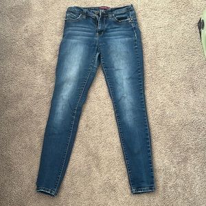 Size 5 skinny jeans in great condition. Stretchy material.